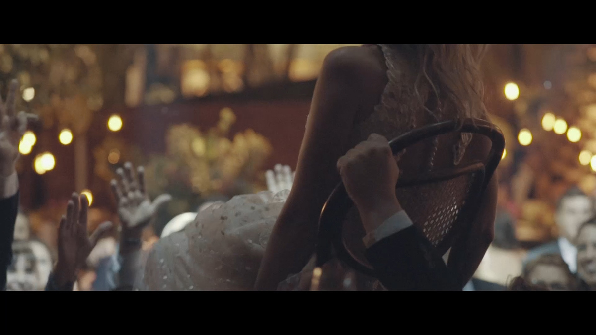 FOTOGRAFIA DOS NOIVOS SUSPENSOS EM CADEIRAS NA FESTA DE CASAMENTO POR HRT FILMES