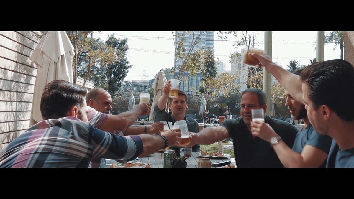 FOTOGRAFIA DO NOIVO E SEUS PADRINHOS DE CASAMENTO NO MAKING OF EM SÃO PAULO POR HRT FILMES