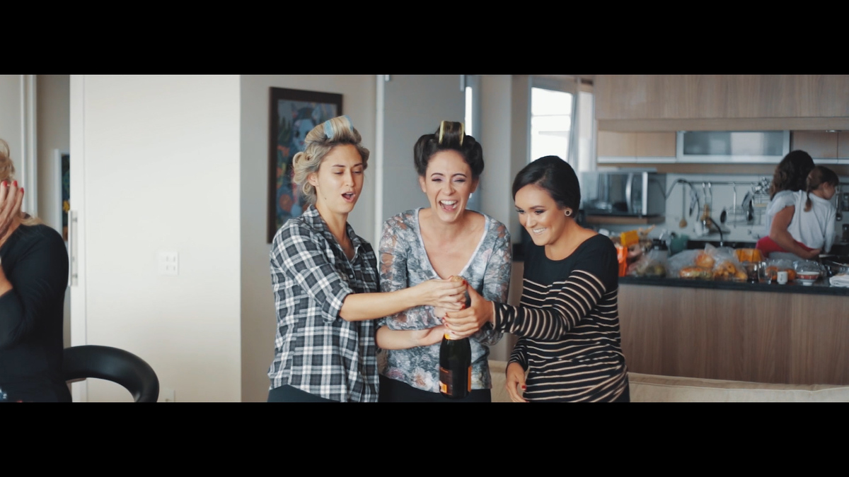 FOTOGRAFIA DA NOIVA BRINDANDO NO MAKING OF EM SÃO PAULO POR HRT FILMES