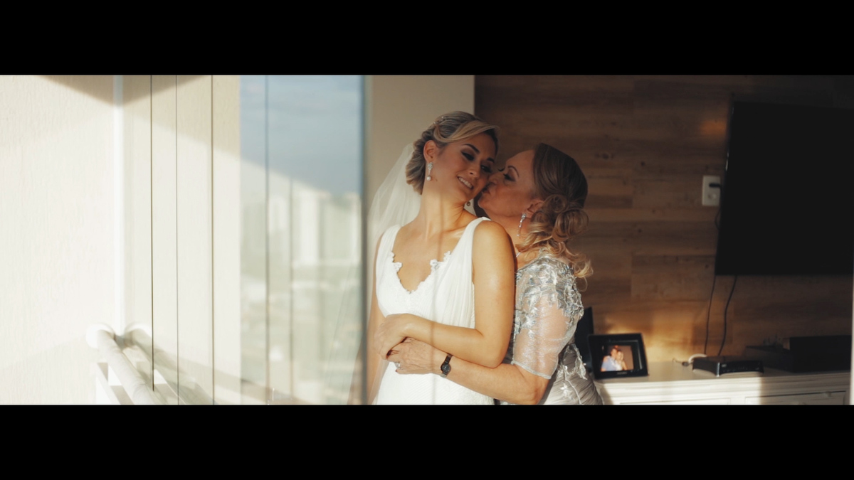 FOTOGRAFIA DA NOIVA COM SUA MÃE NO MAKING OF EM SÃO PAULO POR HRT FILMES