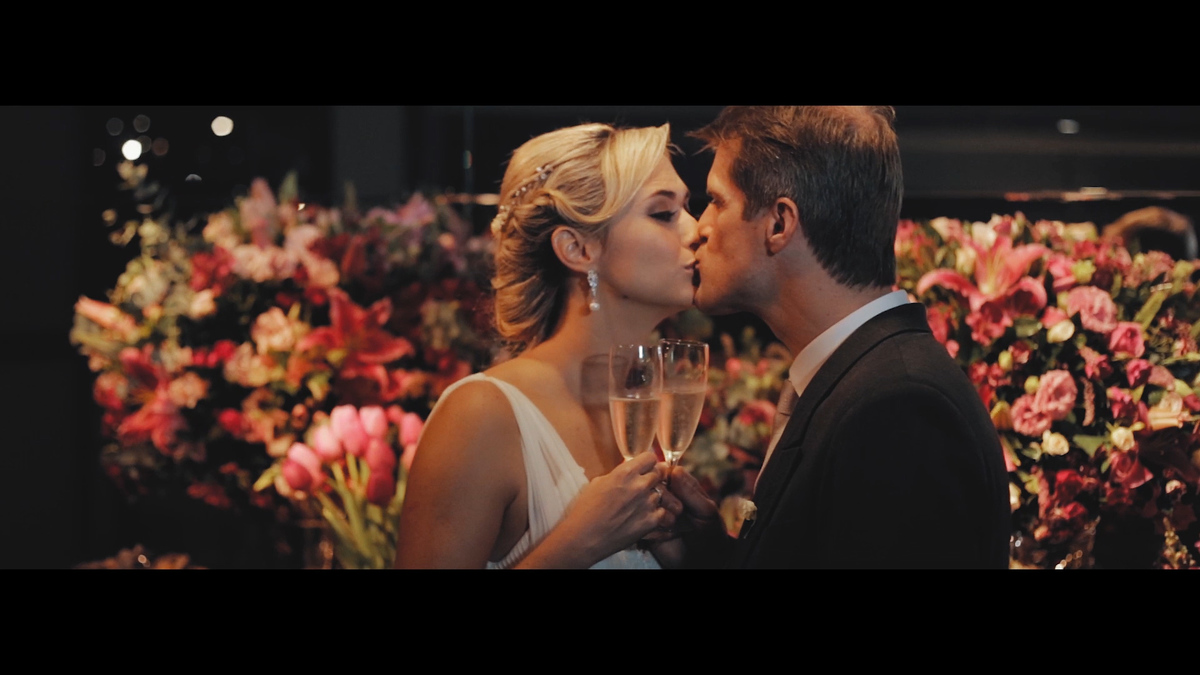 FOTOGRAFIA BRINDE DOS NOIVOS NO ESPAÇO TRIO PÉRGOLA EM SÃO PAULO POR HRT FILMES