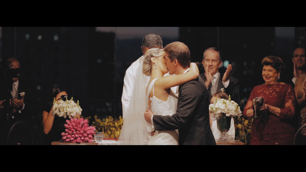 FOTOGRAFIA BEIJO DOS NOIVOS NO ESPAÇO TRIO PÉRGOLA EM SÃO PAULO POR HRT FILMES