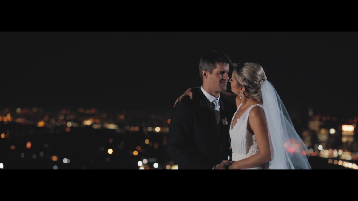 FOTOGRAFIA DE ENSAIO DOS NOIVOS NO HELIPONTO DO ESPAÇO TRIO PÉRGOLA EM SÃO PAULO POR HRT FILMES