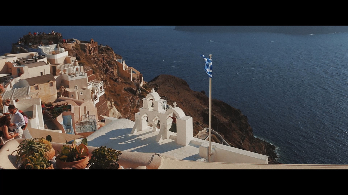 FOTOGRAFIA BANDEIRA DA GRÉCIA NA ILHA DE SANTORINI MELHOR PÔR DO SOL DO MUNDO POR HRT FILMES