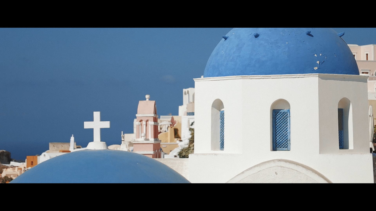 FOTOGRAFIA DAS BELAS IGREJAS DE TETOS AZUIS EM SANTORINI - GRÉCIA POR HRT FILMES