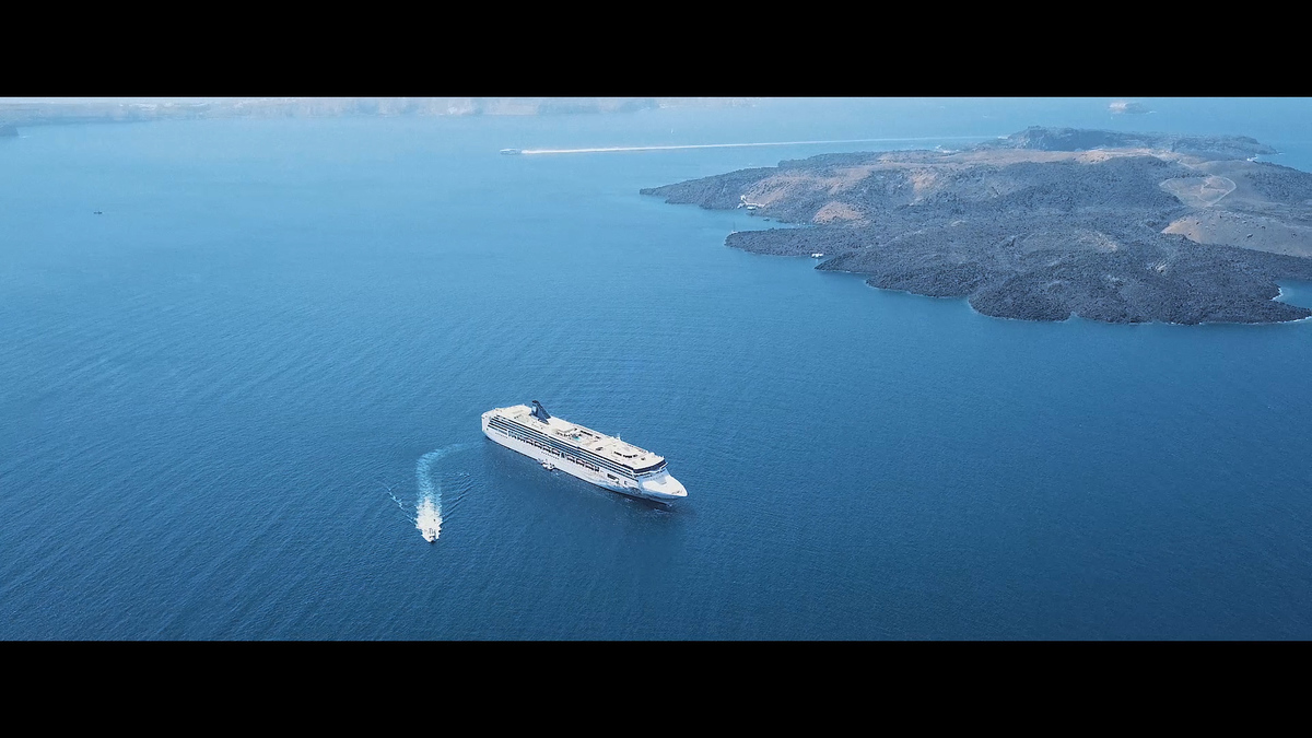 FOTOGRAFIA DO CRUZEIRO CHEGANDO NA ILHA DE SANTORINI - GRÉCIA POR HRT FILMES