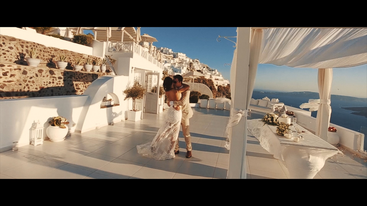 FOTOGRAFIA BEIJO DO CASAL EM SANTORINI - GRÉCIA POR HRT FILMES