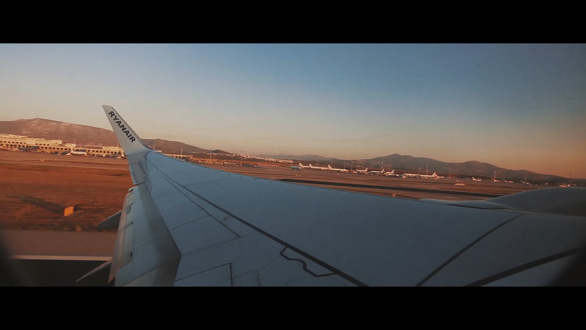 FOTOGRAFIA AVIÃO POUSANDO NO AEROPORTO DE SANTORINI - GRÉCIA POR HRT FILMES
