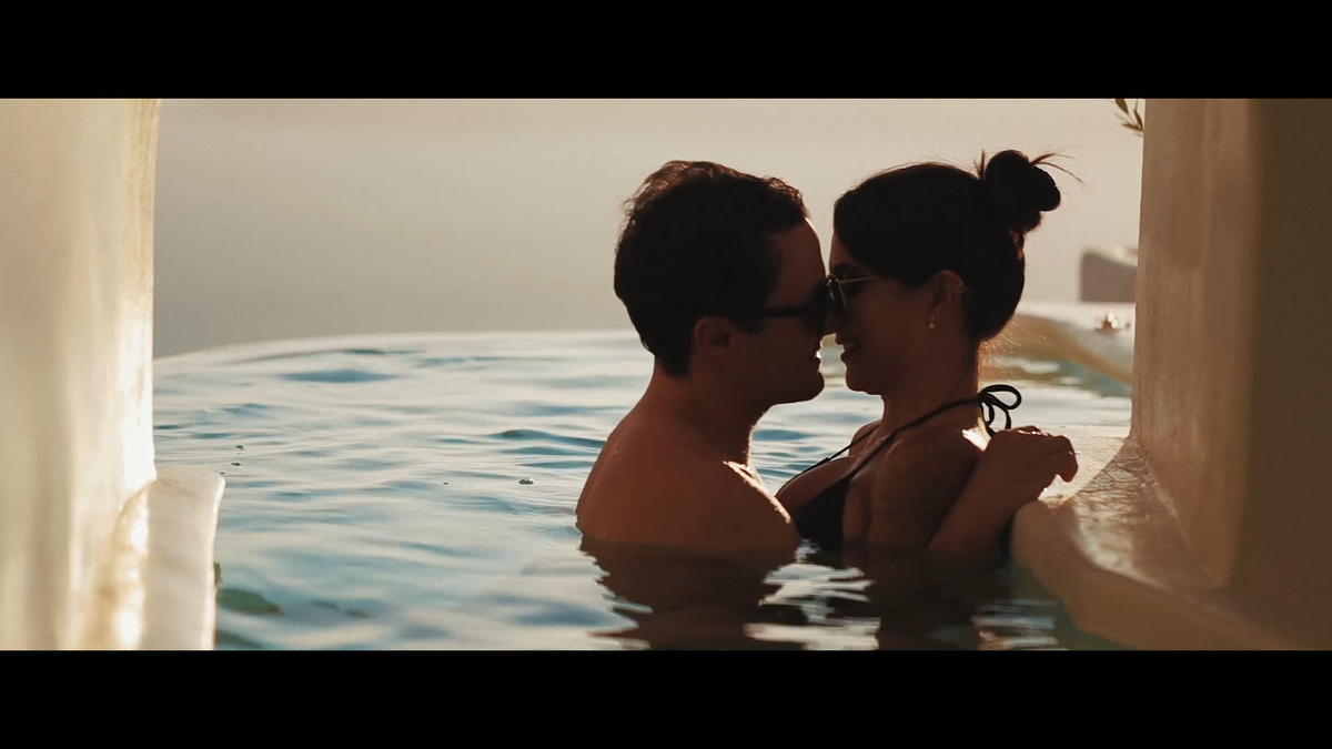 FOTOGRAFIA DO CASAL NA PISCINA DO HOTEL DANAS VILLAS EM SANTORINI - GRÉCIA POR HRT FILMES