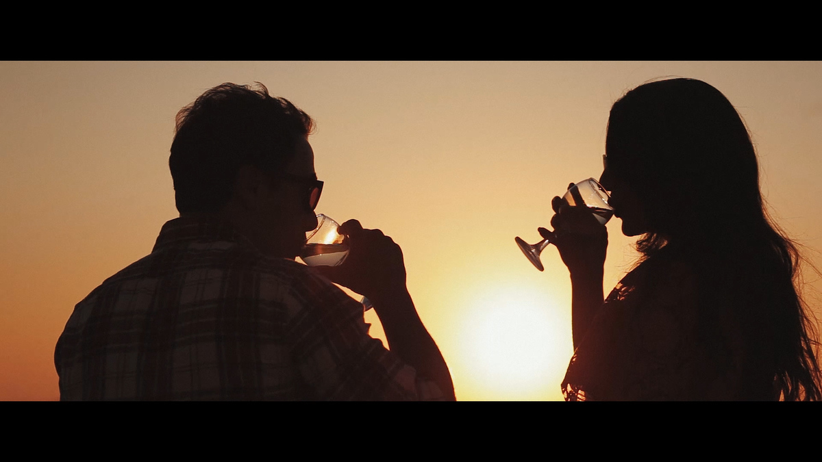 FOTOGRAFIA DO CASAL NO POR DO SOL DO HOTEL DANAS VILLAS EM SANTORINI - GRÉCIA POR HRT FILMES