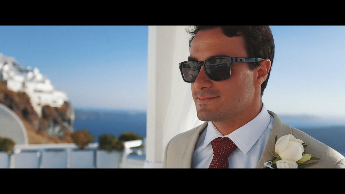FOTOGRAFIA DO NOIVO NA CERIMÔNIA EM SANTORINI - GRÉCIA POR HRT FILMES
