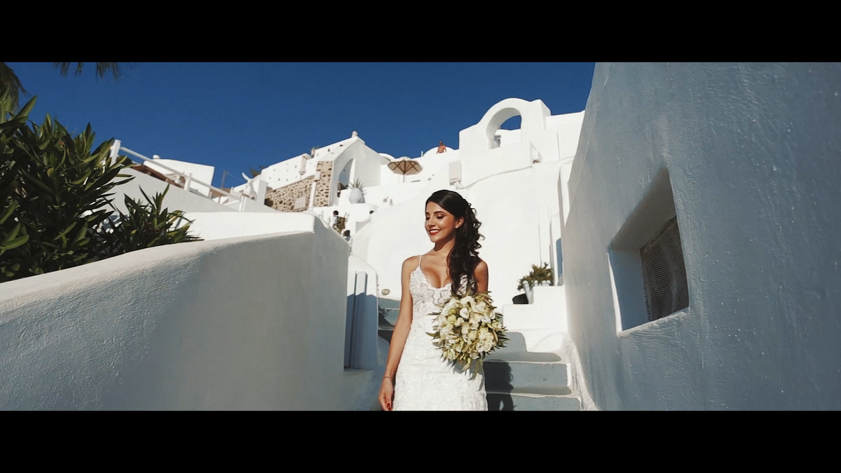 FOTOGRAFIA DA NOIVA ENTRANDO NA CERIMÔNIA EM SANTORINI - GRÉCIA POR HRT FILMES