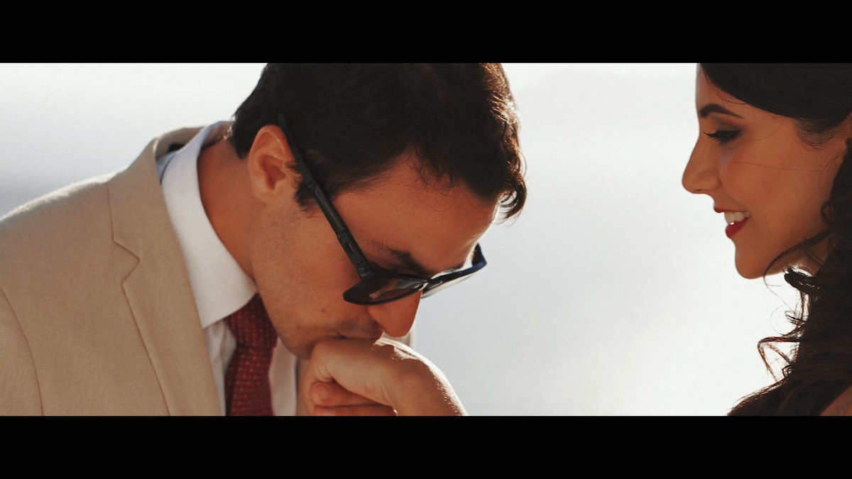 FOTOGRAFIA TROCA DAS ALIANÇAS NA CERIMÔNIA EM SANTORINI - GRÉCIA POR HRT FILMES