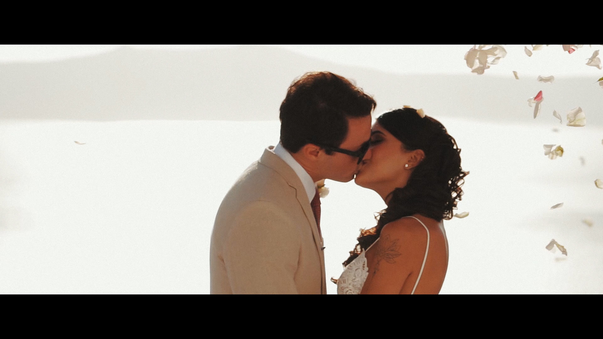 FOTOGRAFIA DO BEIJO DO CASAL  NA CERIMÔNIA EM SANTORINI - GRÉCIA POR HRT FILMES