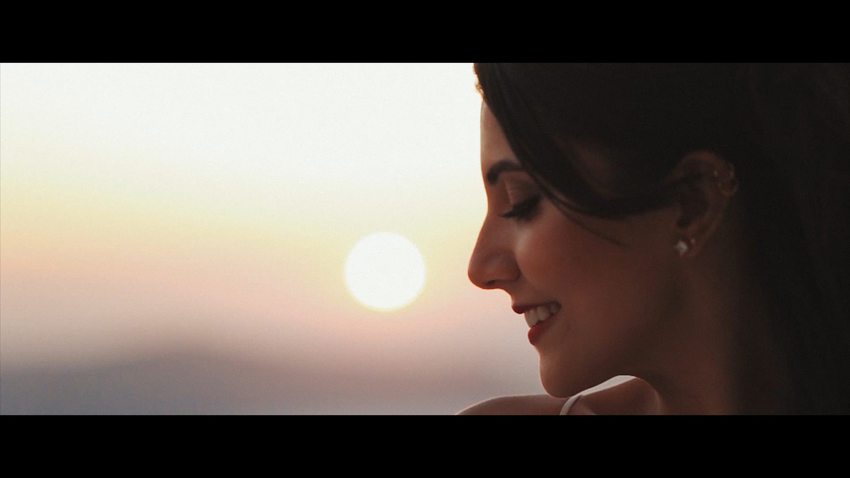 FOTOGRAFIA DA NOIVA AO POR DO SOL EM SANTORINI - GRÉCIA POR HRT FILMES