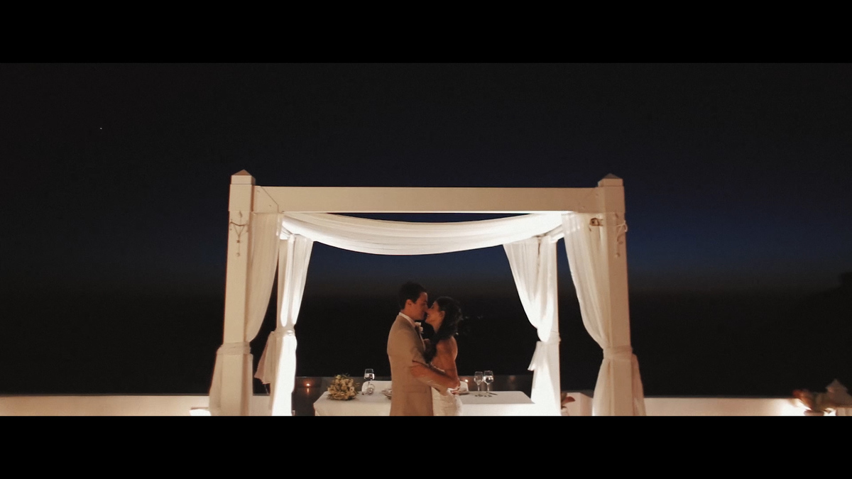FOTOGRAFIA DO JANTAR DO CASAL NO HOTEL DANAS VILLAS EM SANTORINI - GRÉCIA POR HRT FILMES