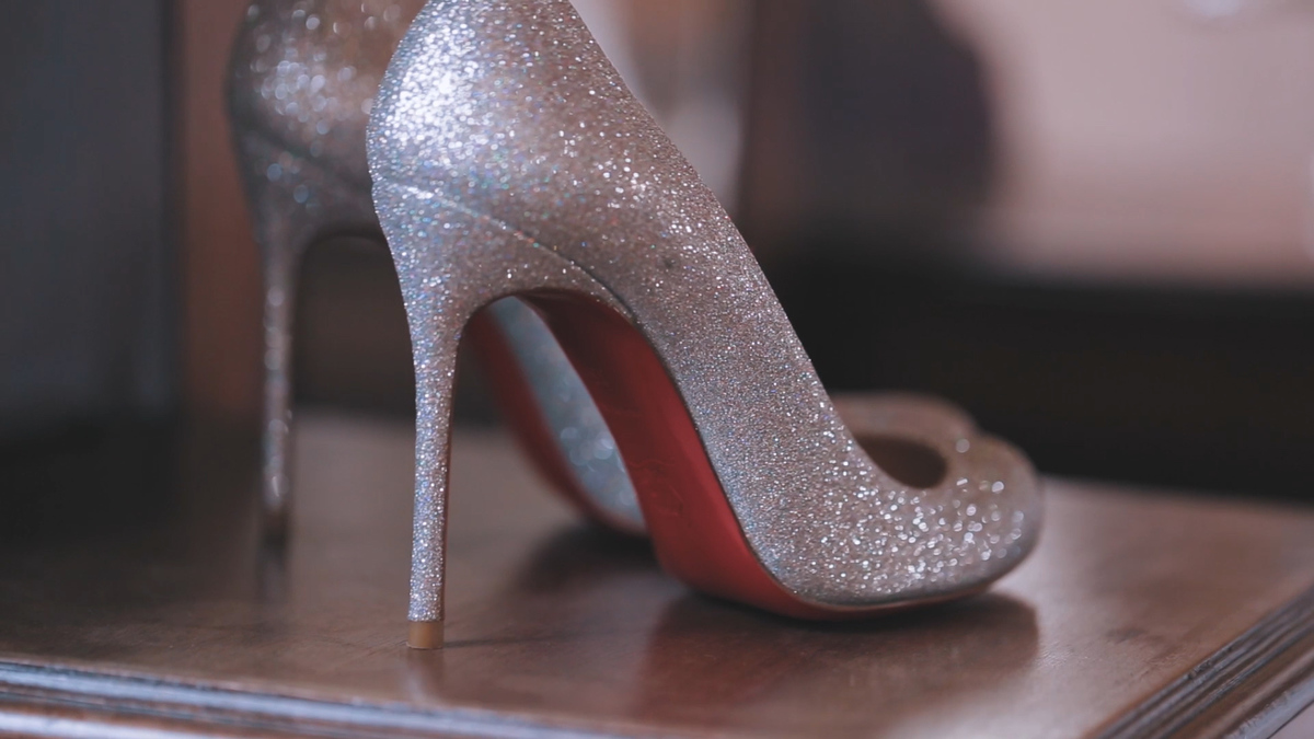 FOTOGRAFIA SAPATO LOUBOUTIN NOIVA FAZENDA DONA CATARINA POR HRT FILMES