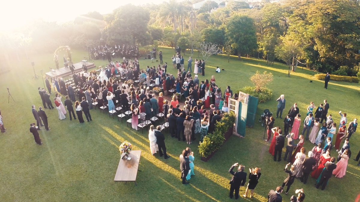 FOTOGRAFIA DA CERIMÔNIA RELIGIOSA NO CAMPO FAZENDA DONA CATARINA POR HRT FILMES
