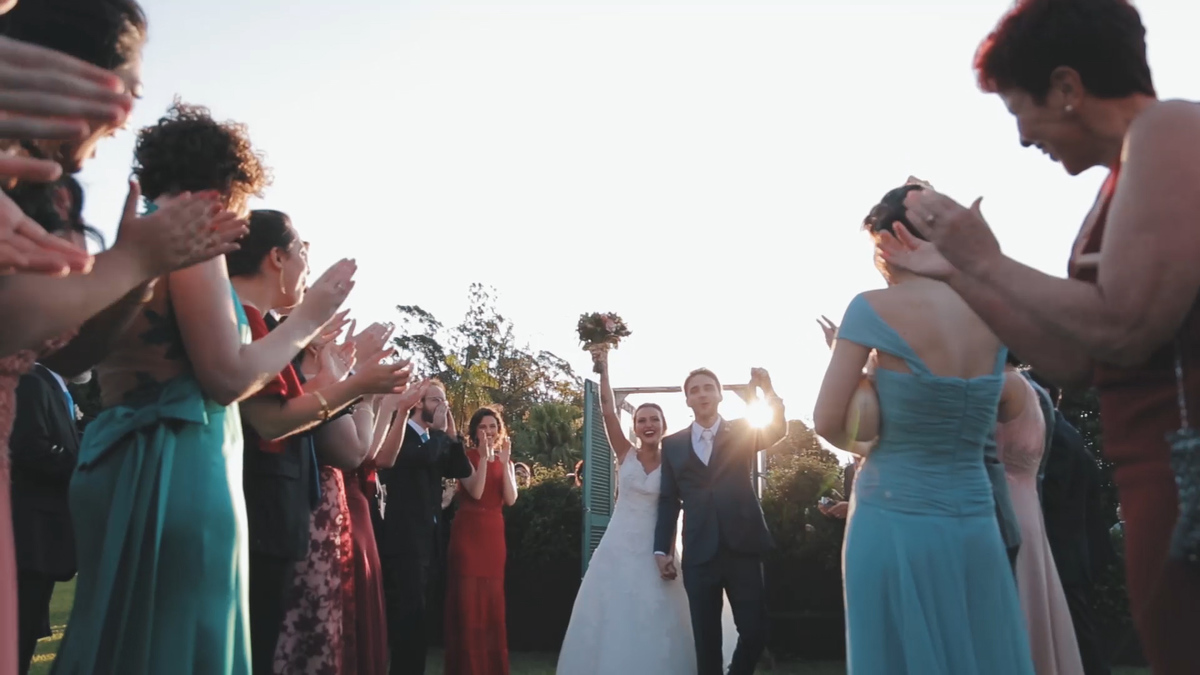 FOTOGRAFIA SAÍDA DOS NOIVOS CERIMÔNIA NO CAMPO FAZENDA DONA CATARINA POR HRT FILMES