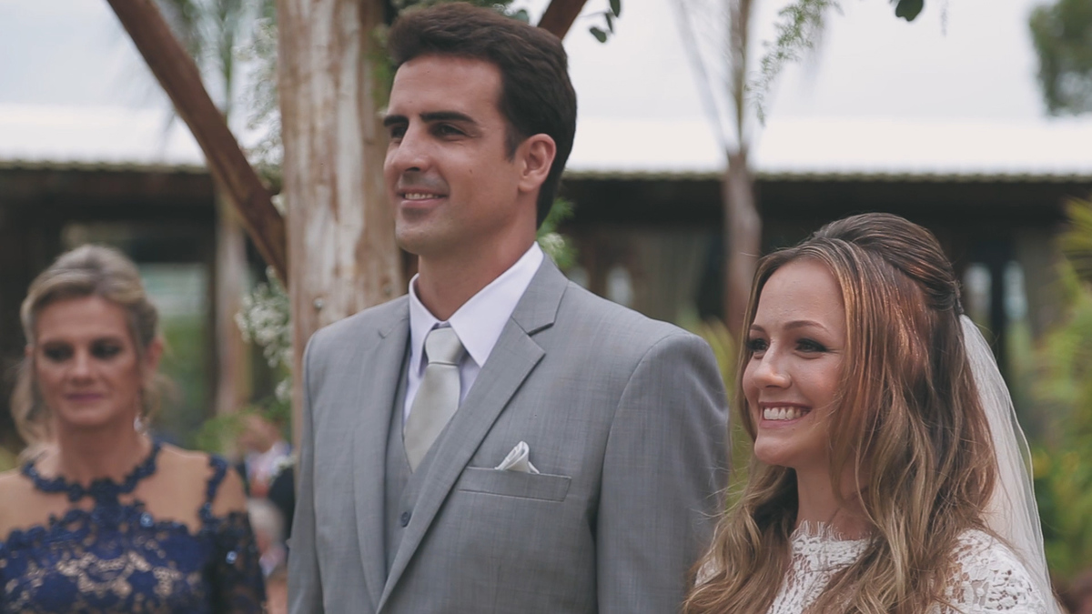FOTOGRAFIA DE CASAMENTO NOIVOS NO ALTAR REALIZADA NO HOTEL VILLA D'ANGELO EM ITATIBA SÃO PAULO POR HRT FILMES