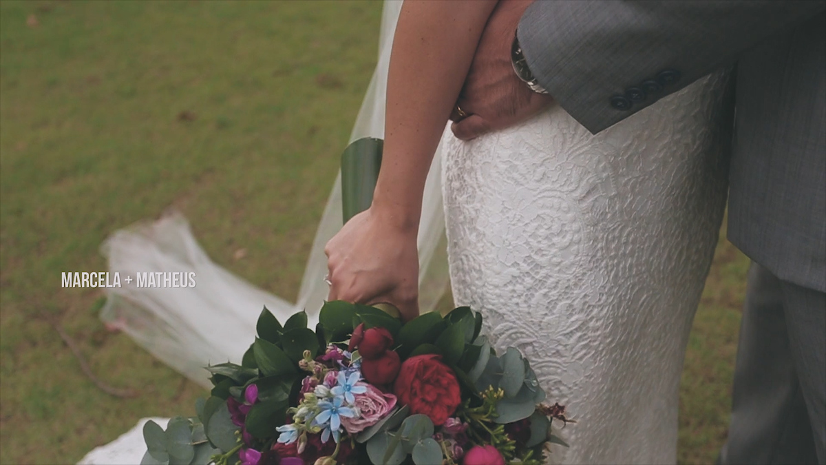 FOTOGRAFIA DE CASAMENTO NOIVA SEGURANDO O BUQUÊ NO HOTEL VILLA D'ANGELO EM ITATIBA SÃO PAULO POR HRT FILMES