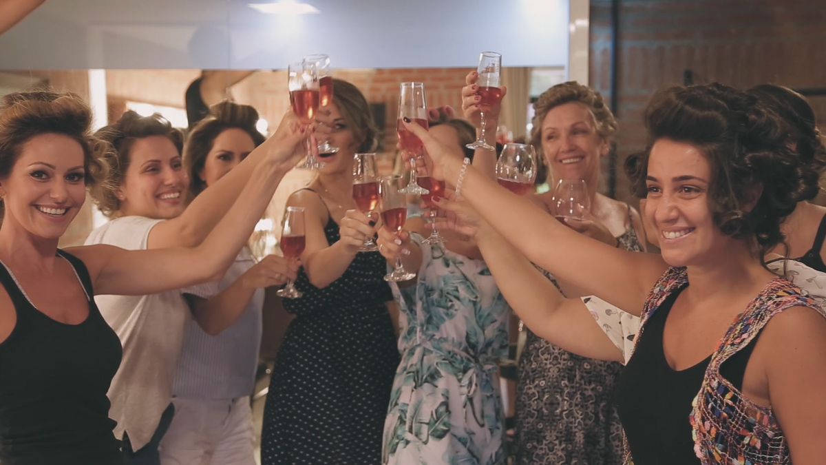 FOTOGRAFIA DE CASAMENTO NOIVA BRINDANDO COM AS MADRINHAS NO HOTEL VILLA D'ANGELO EM ITATIBA SÃO PAULO POR HRT FILMES