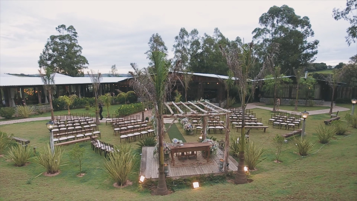 FOTOGRAFIA DA DECORAÇÃO DO ESPAÇO DA CERIMÔNIA DE CASAMENTO NO HOTEL VILLA D'ANGELO EM ITATIBA SÃO PAULO POR HRT FILMES