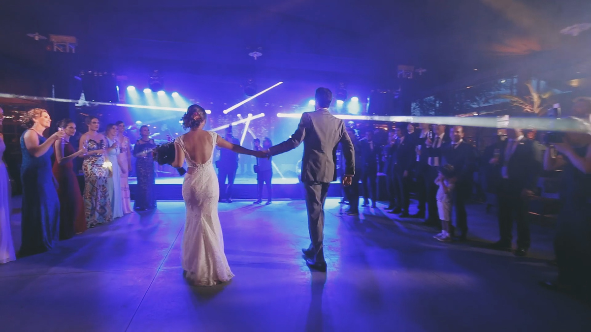 FOTOGRAFIA DOS NOIVOS ENTRANDO NA FESTA DE CASAMENTO NO HOTEL VILLA D'ANGELO EM ITATIBA SÃO PAULO POR HRT FILMES
