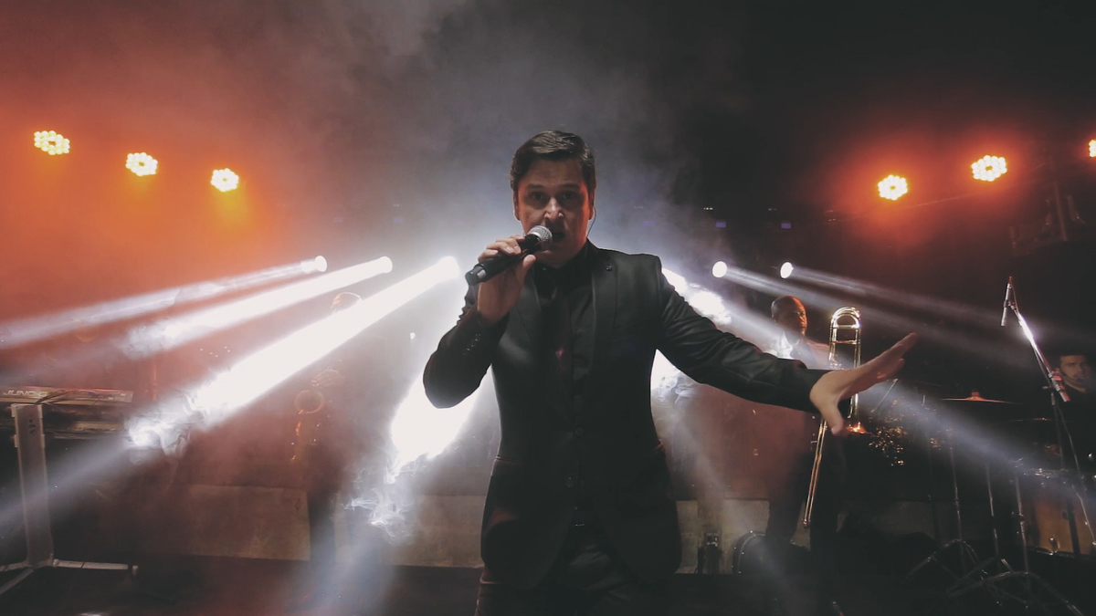 FOTOGRAFIA DO CANTOR DA BANDA THE FLAVOURS NO CASAMENTO REALIZADO NO HOTEL VILLA D'ANGELO EM ITATIBA SÃO PAULO POR HRT FILMES