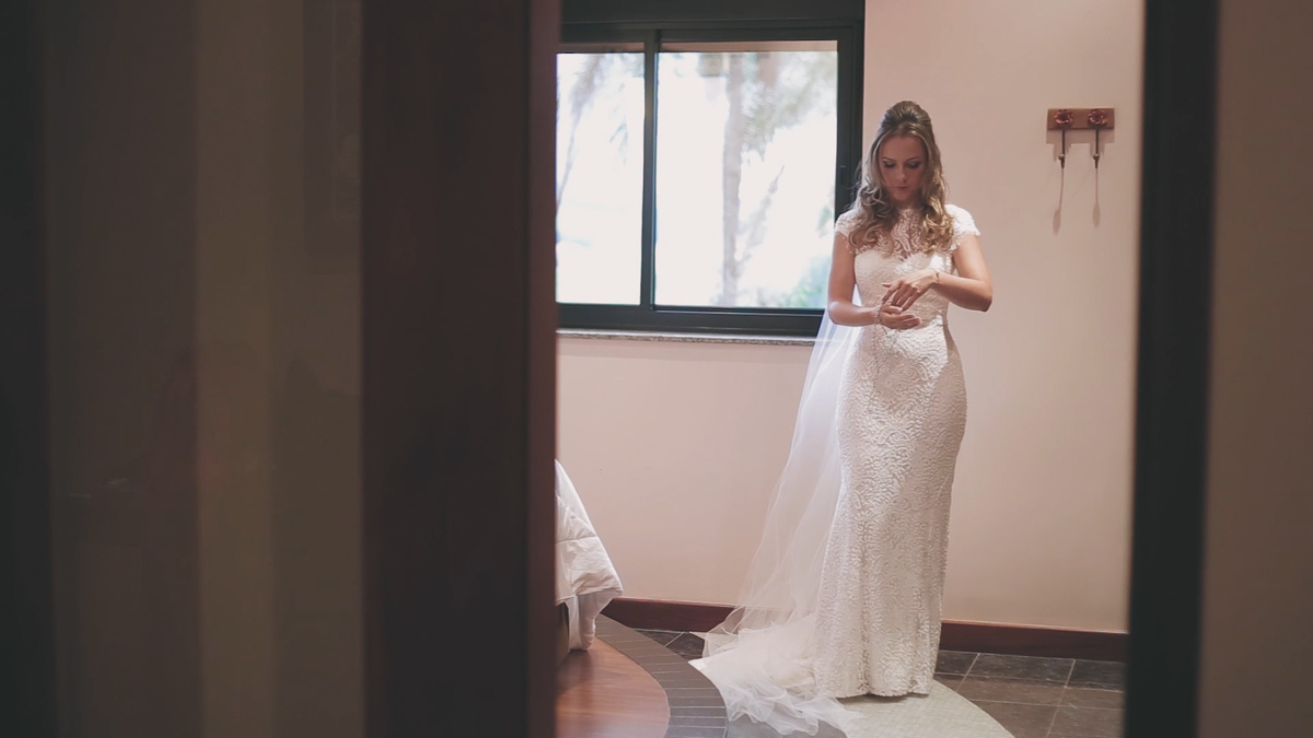 FOTOGRAFIA DA NOIVA MOMENTO ANTES DA CERIMÔNIA DE CASAMENTO NO HOTEL VILLA D'ANGELO EM ITATIBA SÃO PAULO POR HRT FILMES