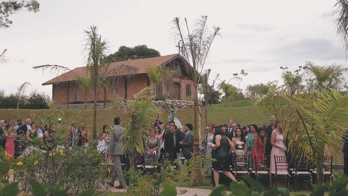 FOTOGRAFIA DO NOIVO ENTRANDO NA CERIMÔNIA DE CASAMENTO NO HOTEL VILLA D'ANGELO EM ITATIBA SÃO PAULO POR HRT FILMES