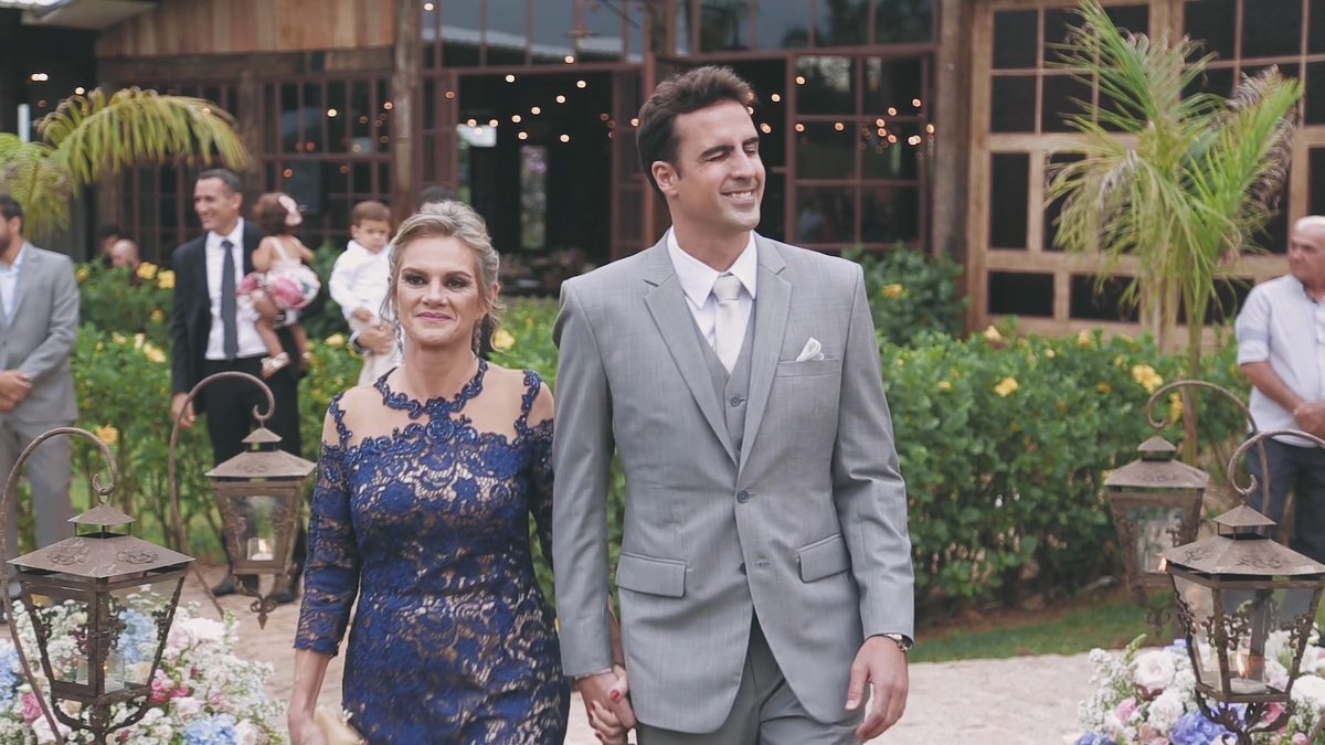 FOTOGRAFIA DO NOIVO E SUA MÃE ENTRANDO NA CERIMÔNIA DE CASAMENTO NO HOTEL VILLA D'ANGELO EM ITATIBA SÃO PAULO POR HRT FILMES