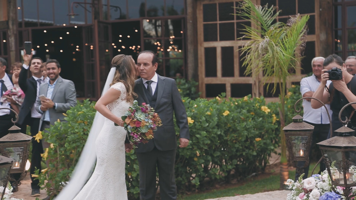 FOTOGRAFIA DE CASAMENTO NOIVA BEIJANDO SEU PAI NO ALTAR NO HOTEL VILLA D'ANGELO EM ITATIBA SÃO PAULO POR HRT FILMES