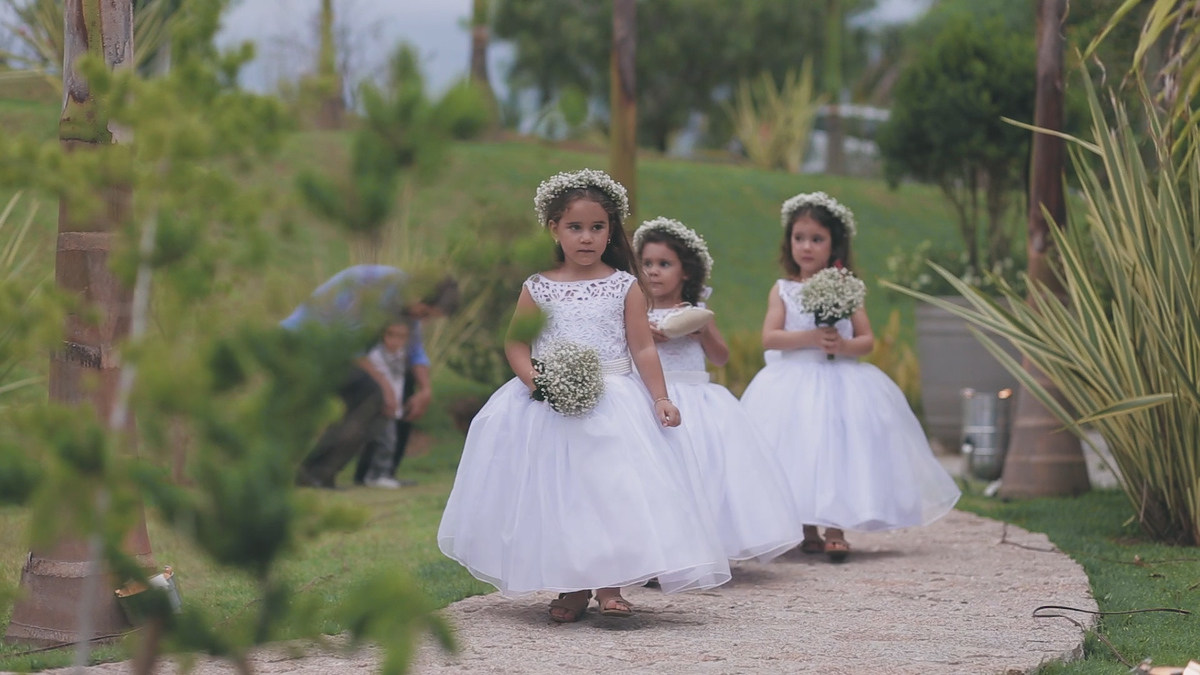 FOTOGRAFIA DE CASAMENTO DAMINHAS DE HONRA ENTRANDO NA CERIMÔNIA REALIZADA NO HOTEL VILLA D'ANGELO EM ITATIBA SÃO PAULO POR HRT FILMES