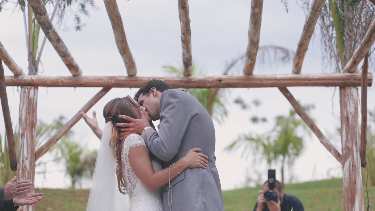 FOTOGRAFIA DE CASAMENTO BEIJO DOS NOIVOS NO ALTAR NO HOTEL VILLA D'ANGELO EM ITATIBA SÃO PAULO POR HRT FILMES