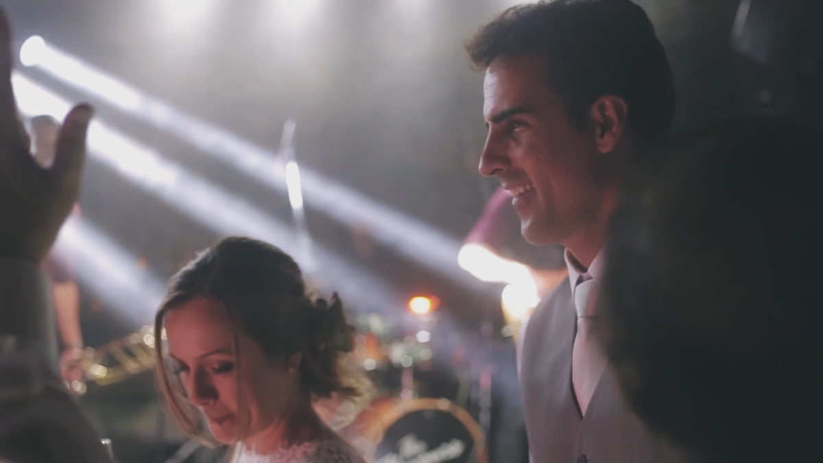 FOTOGRAFIA DOS NOIVOS DANÇANDO NA FESTA DE CASAMENTO REALIZADO NO HOTEL VILLA D'ANGELO EM ITATIBA SÃO PAULO POR HRT FILMES