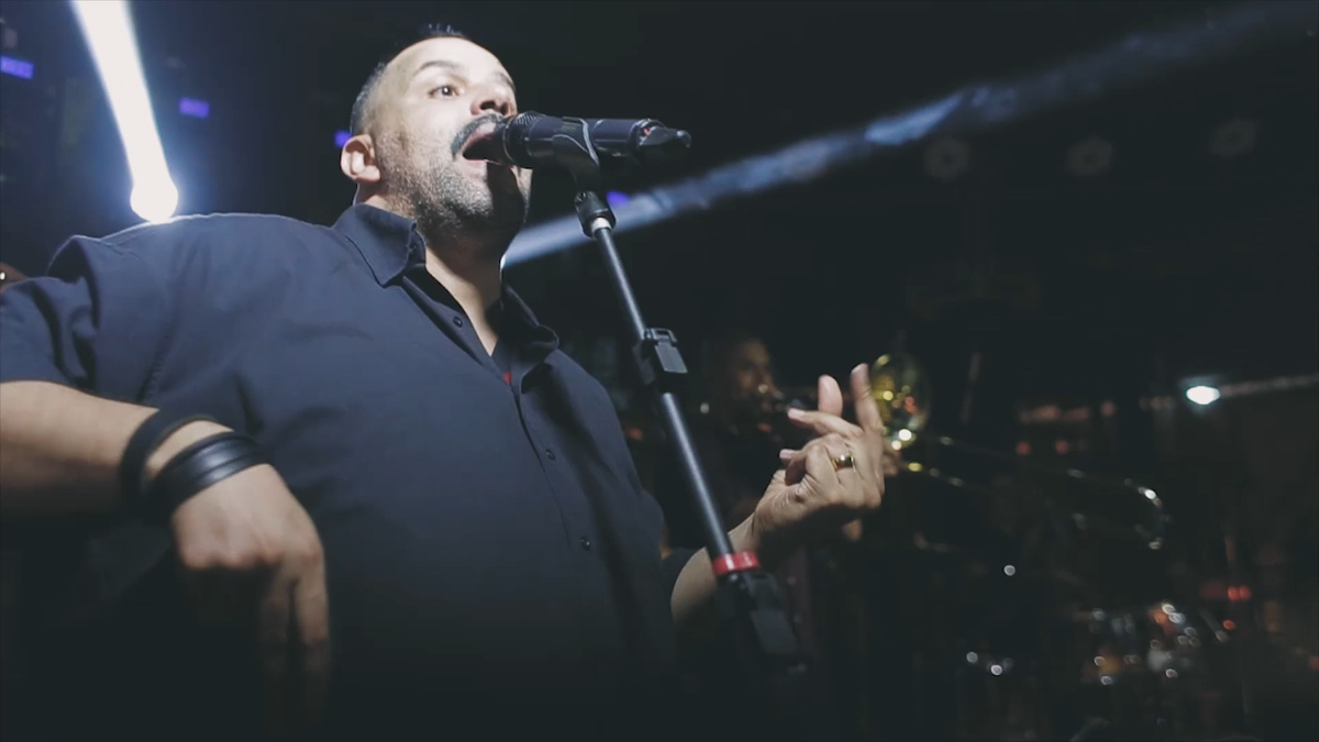 FOTOGRAFIA DO CANTOR DA BANDA THE FLAVOURS PERFORMACE ED MOTTA NO CASAMENTO REALIZADO NO HOTEL VILLA D'ANGELO EM ITATIBA SÃO PAULO POR HRT FILMES