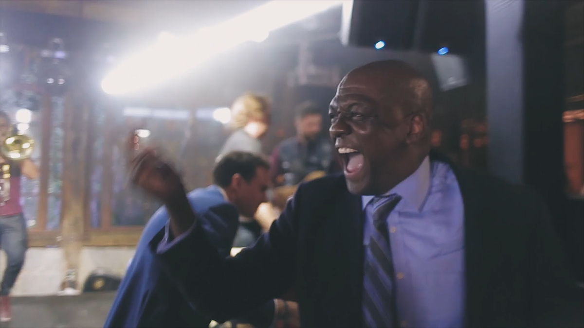 FOTOGRAFIA DO CONVIDADO CURTINDO A FESTA DE CASAMENTO REALIZADO NO HOTEL VILLA D'ANGELO EM ITATIBA SÃO PAULO POR HRT FILMES