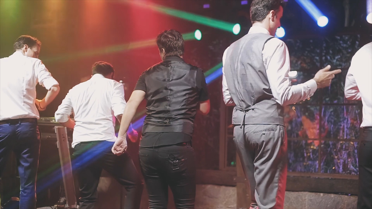 FOTOGRAFIA DO NOIVO DANÇANDO NO PALCO NO CASAMENTO REALIZADO NO HOTEL VILLA D'ANGELO EM ITATIBA SÃO PAULO POR HRT FILMES