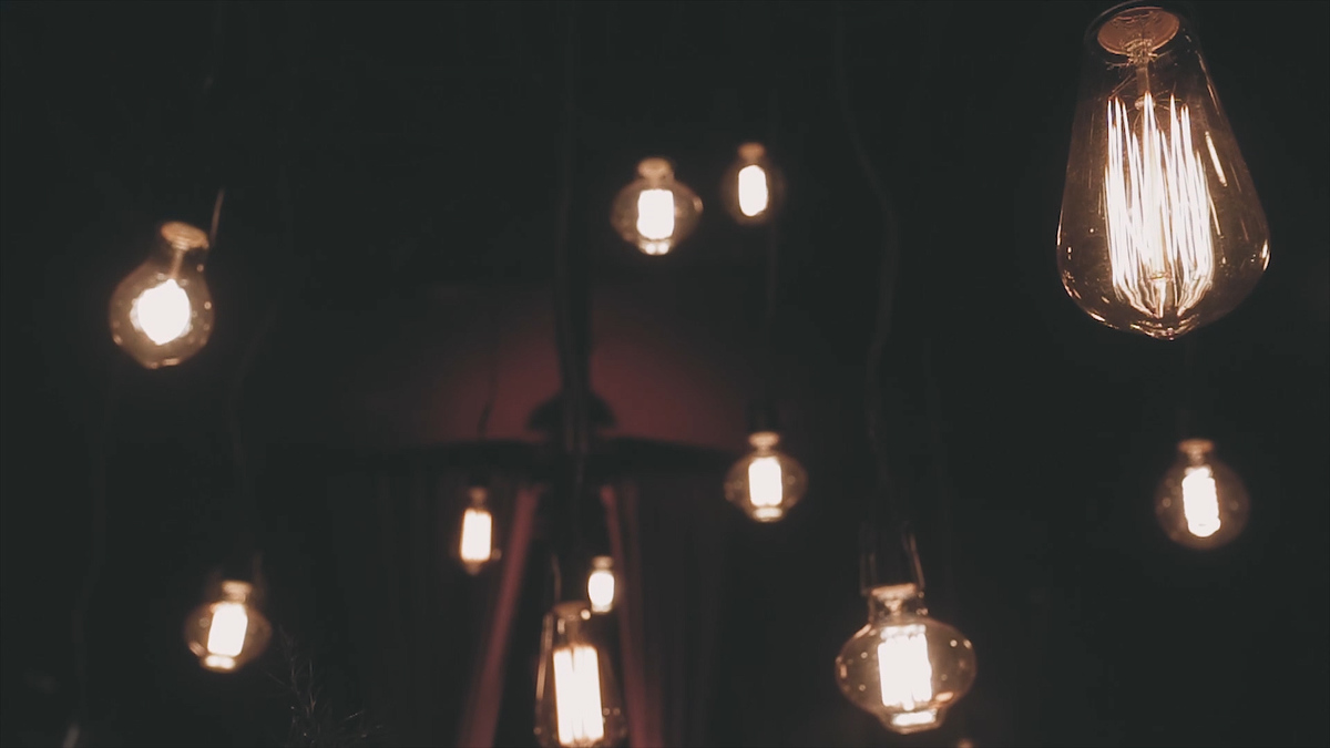 FOTOGRAFIA DAS LÂMPADAS VINTAGE NA DECORAÇÃO DO CASAMENTO REALIZADO NO HOTEL VILLA D'ANGELO EM ITATIBA SÃO PAULO POR HRT FILMES