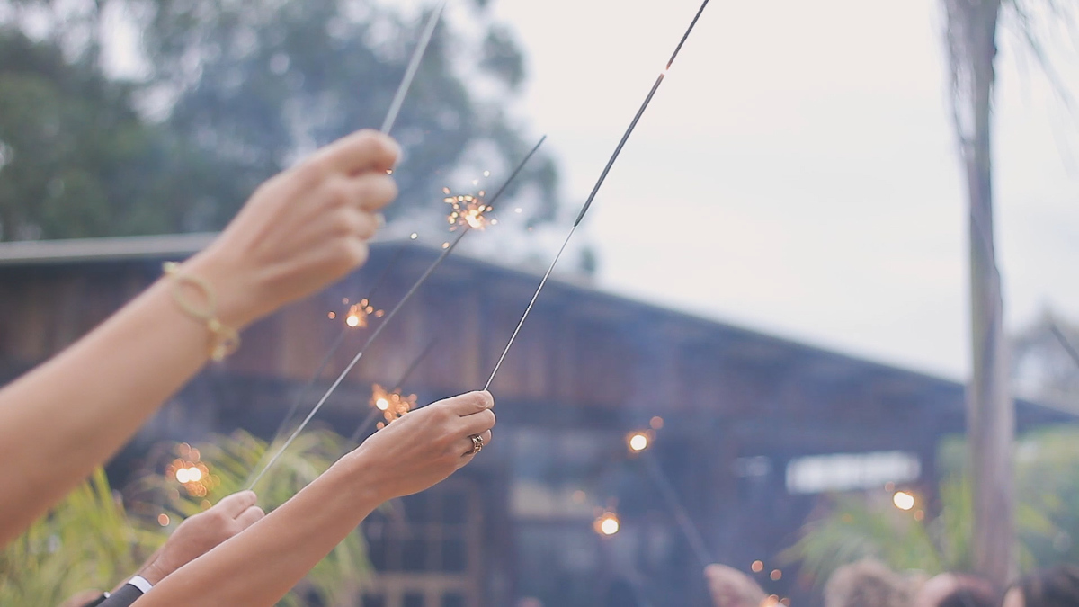 FOTOGRAFIA DE CASAMENTO SPARKLES NA SAÍDA DOS NOIVOS NO HOTEL VILLA D'ANGELO EM ITATIBA SÃO PAULO POR HRT FILMES