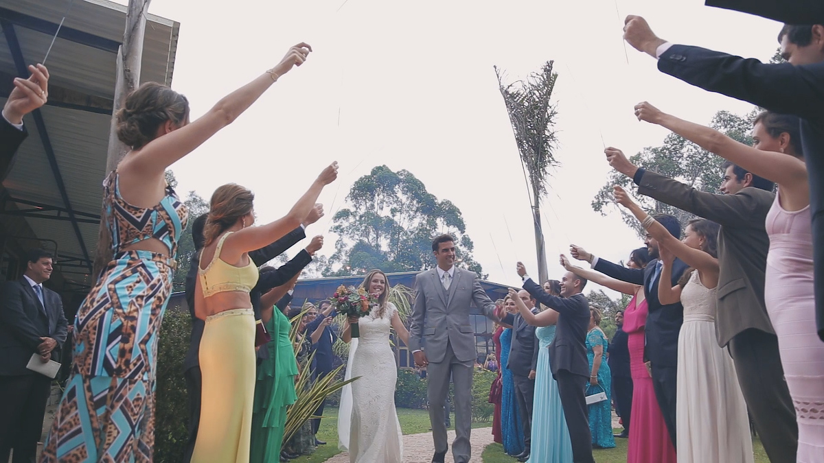 FOTOGRAFIA DE CASAMENTO NOIVOS SAINDO DA CERIMÔNIA NO HOTEL VILLA D'ANGELO EM ITATIBA SÃO PAULO POR HRT FILMES
