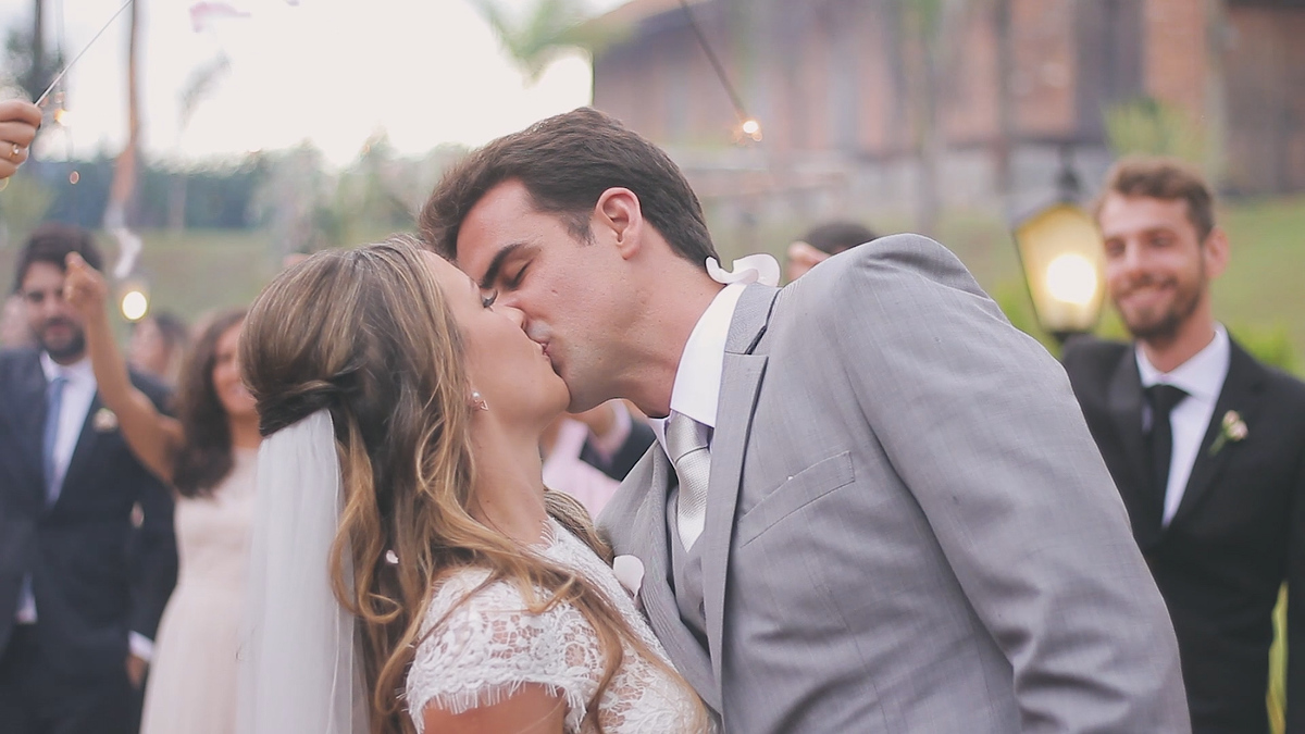 FOTOGRAFIA DE CASAMENTO BEIJO NA SAÍDA DOS NOIVOS HOTEL VILLA D'ANGELO EM ITATIBA SÃO PAULO POR HRT FILMES