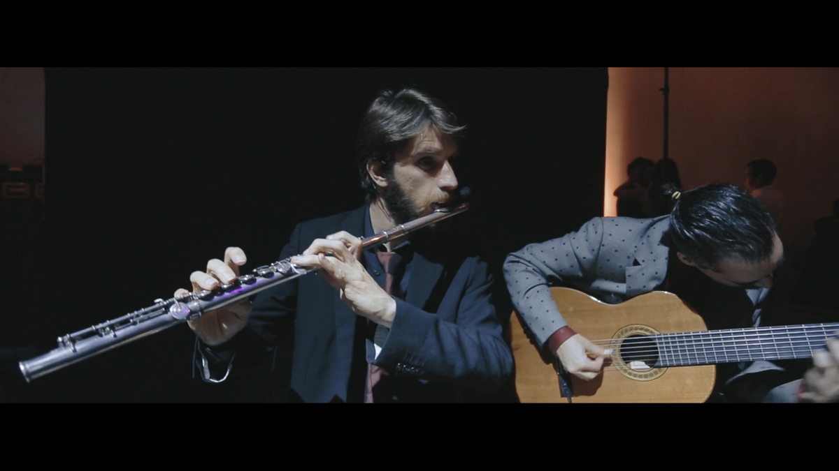 IMAGEM MÚSICOS TOCANDO NA FLAUTA NA FESTA DE CASAMENTO NA CASA ITAIM-MAYRA E RICARDO-FEITO POR HRT FILMES