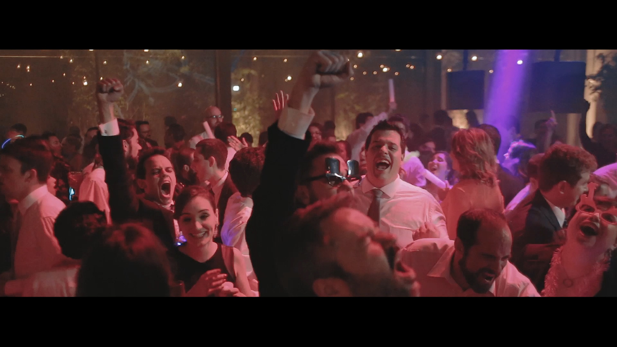 IMAGEM CONVIDADOS SE DIVERTINDO NA FESTA DE CASAMENTO NA CASA ITAIM-MAYRA E RICARDO-FEITO POR HRT FILMES