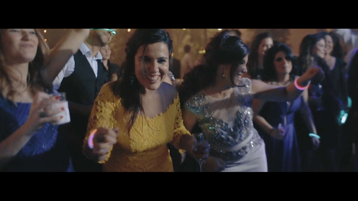 IMAGEM CONVIDADOS DANÇANDO NA FESTA DE CASAMENTO NA CASA ITAIM-MAYRA E RICARDO-FEITO POR HRT FILMES