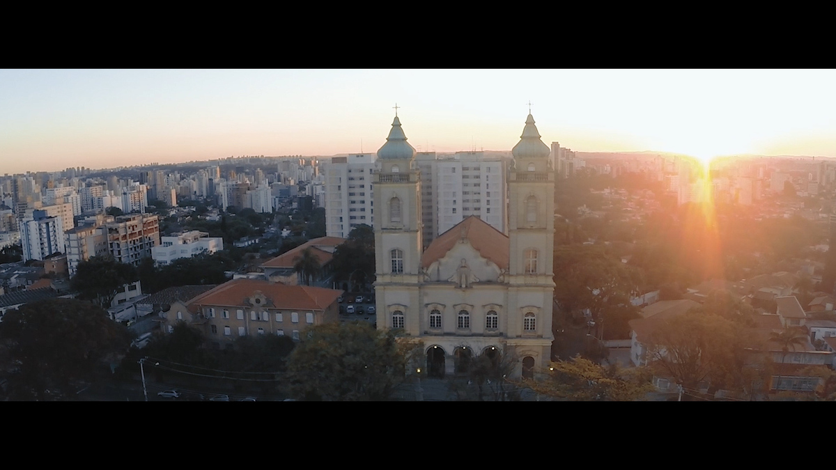 IMAGEM AÉREA DA IGREJA NOSSA SENHORA DE FÁTIMA EM SUMARÉ-CASAMENTO MAYRA E RICARDO-FEITO POR HRT FILMES