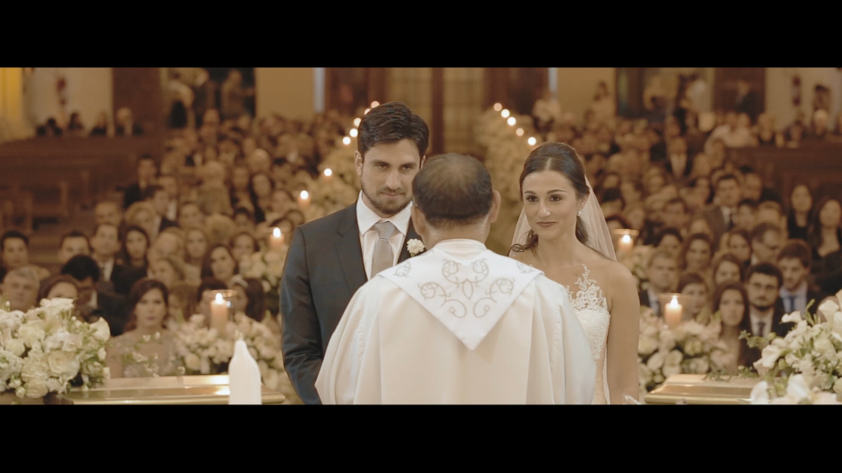 IMAGEM DOS NOIVOS NO ALTAR DA IGREJA SENHORA DE FÁTIMA EM SUMARÉ-CASAMENTO MAYRA E RICARDO-FEITO POR HRT FILMES