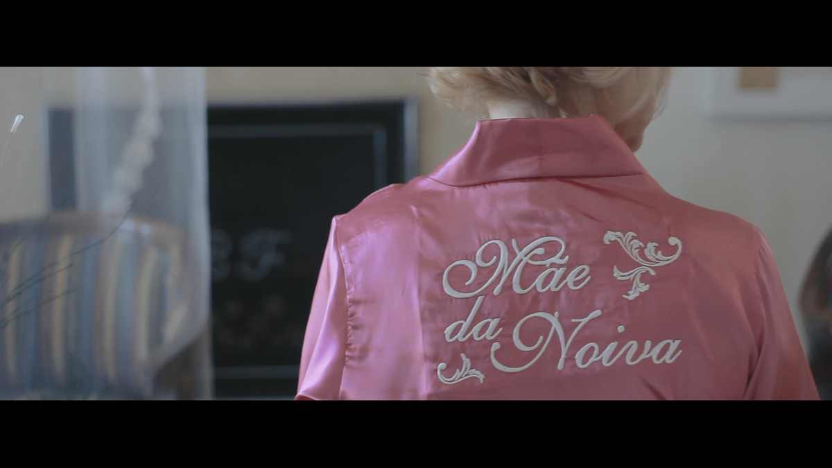 IMAGEM DA MÃE DA NOIVA NO MAKING-CASA ITAIM-CASAMENTO MAYRA E RICARDO-FEITO POR HRT FILMES