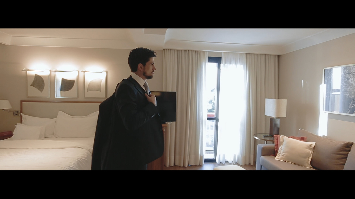 IMAGEM DO NOIVO COLOCANDO TERNO NO MAKING-CASA ITAIM-CASAMENTO MAYRA E RICARDO-FEITO POR HRT FILMES